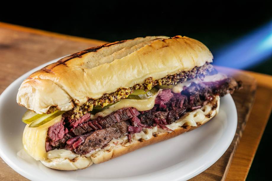 Sanduíche de pastrami com maionese, mostarda, queijo meia-cura gratinado e picles