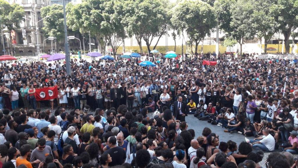 Corpo de Marielle Franco chega à Câmara Municipal