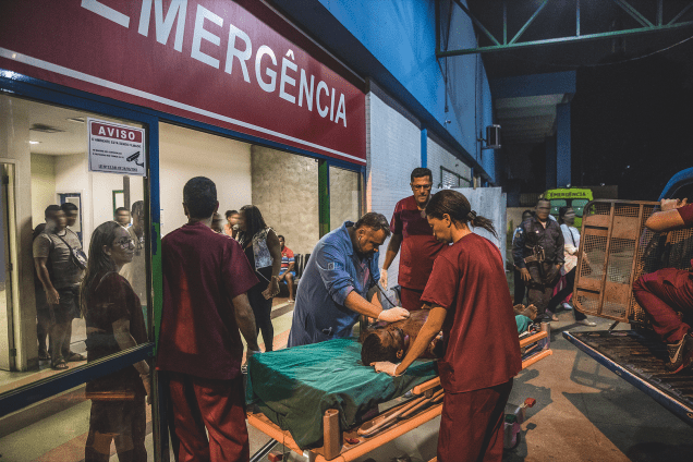 19h09: o primeiro baleado é tirado inconsciente do carro