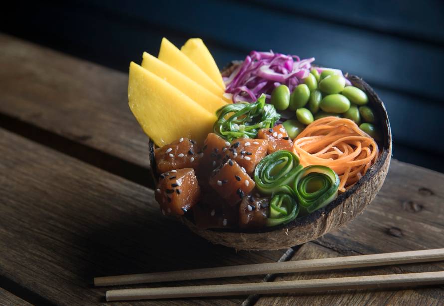 Poke de salmão com quinoa, repolho roxo, cenoura, pepino desidratado, ervilha crocante e manga