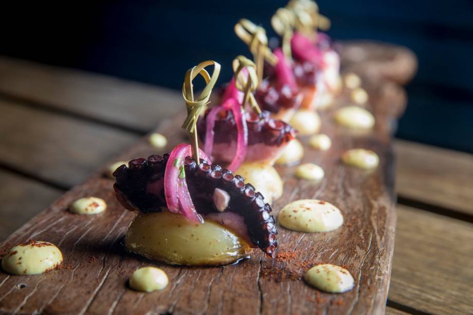 Polvo galego com batata calabresa, salsa criolla, aïoli de açafrão da terra e páprica defumada Polvo galego com batata calabresa, salsa criolla, aïoli de açafrão da terra e páprica defumada