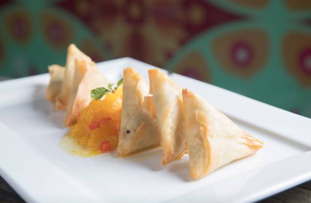 Samosa (pastel indiano recheado de carne de siri e servido com chutney de manga) Samosa (pastel indiano recheado de carne de siri e servido com chutney de manga)
