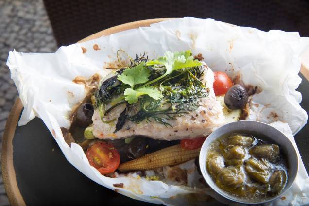 Papillote de dourado ao molho de alcaparras