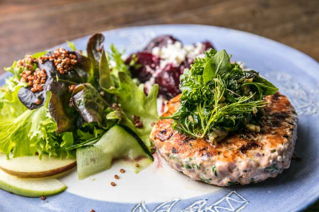 Hambúrguer de salmão, salada de folhas com pepino, maçã, quinoa e beterraba confit Hambúrguer de salmão, salada de folhas com pepino, maçã, quinoa e beterraba confit