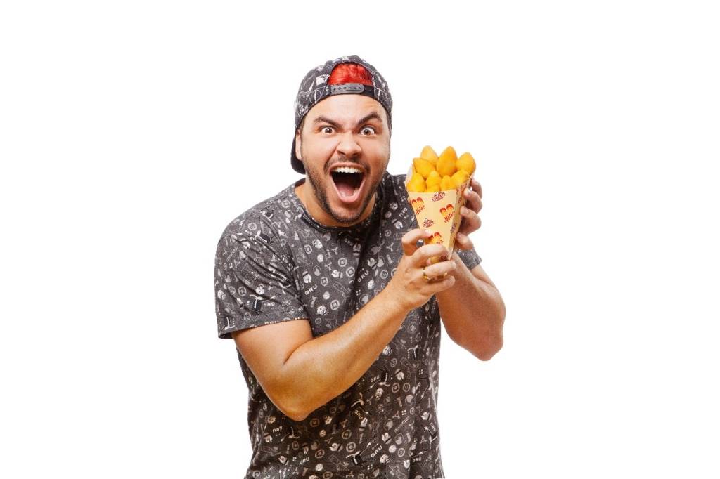 Luccas Neto recebe fãs em novo quiosque de coxinhas