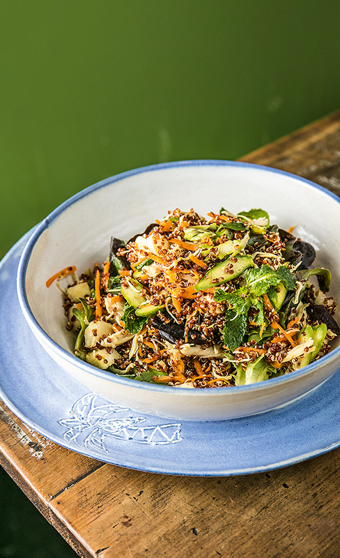Saladas de quinoa com frango ao curry, aspargos, abóbora ralada, abacaxi, folhas e ervas frescas Saladas de quinoa com frango ao curry, aspargos, abóbora ralada, abacaxi, folhas e ervas frescas