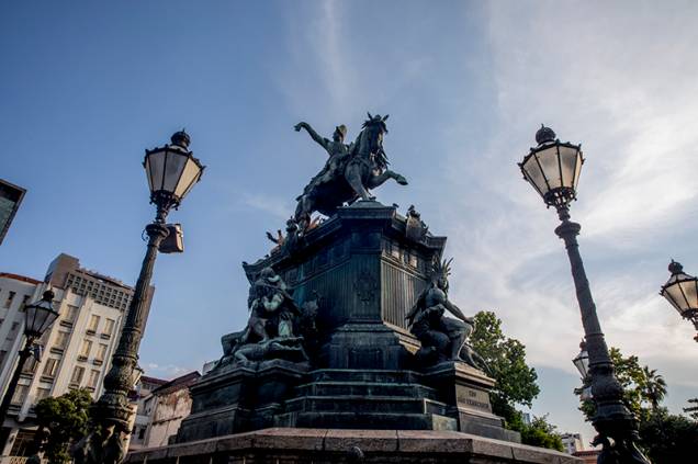 ESTÁTUA EQUESTRE DE DOM PEDRO I (1862):  Um dos índios da escultura de Louis Rochet, na Praça Tiradentes,  está sem a lança há mais de quatro anos. A peça foi vista à venda em um antiquário no Centro