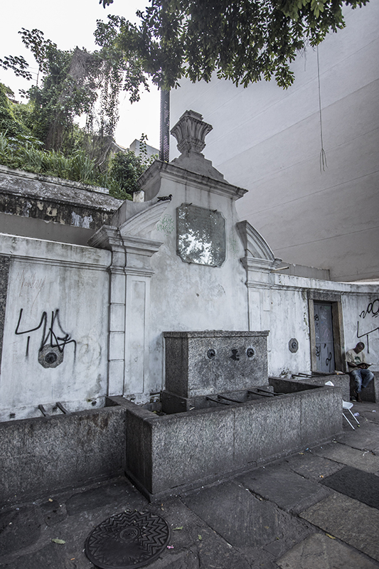 CHAFARIZ DA GLÓRIA (1772): Relíquia do Brasil colônia, vira balcão para camelôs durante a semana. Aos sábados e domingos, o cenário é apenas de abandono.