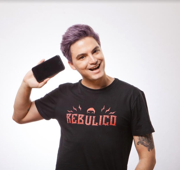 Felipe Neto recomenda detox do celular durante seu espetáculo