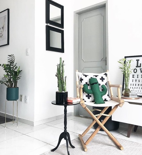 Apartamento 921, na Lapa e no Instagram (@apartamento921): a almofada de cacto ajuda a compor o ambiente