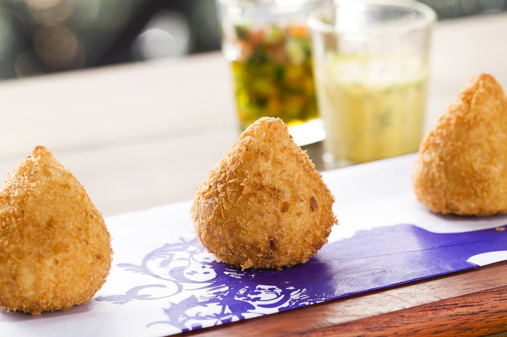 Bagatelle_Les Coxinha de Janine (mini coxinha de galeto assado e shitake acompanhada de molho béarnaise e vinagrete da casa)_Foto Pati Barreto (11)_resize Bagatelle_Les Coxinha de Janine (mini coxinha de galeto assado e shitake acompanhada de molho béarnaise e vinagrete da casa)_Foto Pati Barreto (11)_resize