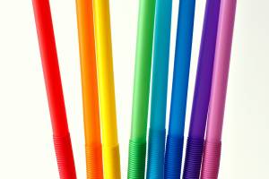 Eight drinking straws in rainbow colors