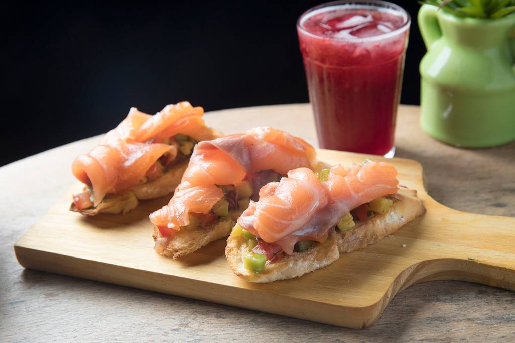 Sanhaço Bruschetta de salmão Sanhaço Bruschetta de salmão