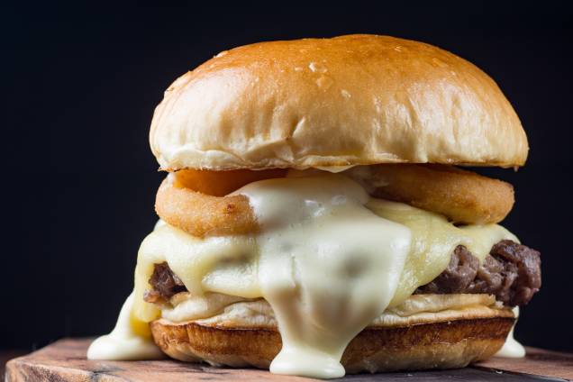 Hell's Burger: queijo monterrey jack, costela, anéis de cebola empanados e maionese trufada