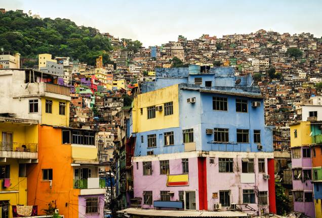 Maquiagem da Rocinha: Depois de dizer que a imagem da favela estava “feinha”, investiu 1, 2 milhão de reais na cobertura de 150 fachadas de bege e cinza