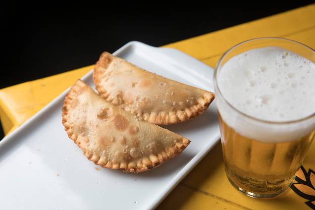 Entre os petiscos de sucesso estão os pastéis de recheios diversos Entre os petiscos de sucesso estão os pastéis de recheios diversos