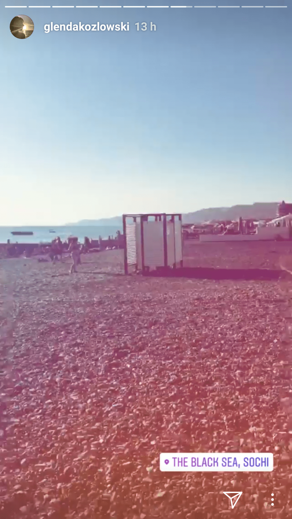 stories glenda kozlowski na praia de sochi - vestiário - cabine - areia