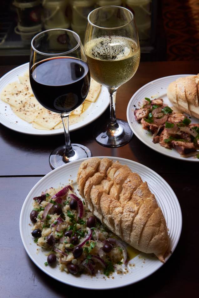 Antepastos e vinhos portugueses da Tasca Carvalho Antepastos e vinhos portugueses da Tasca Carvalho