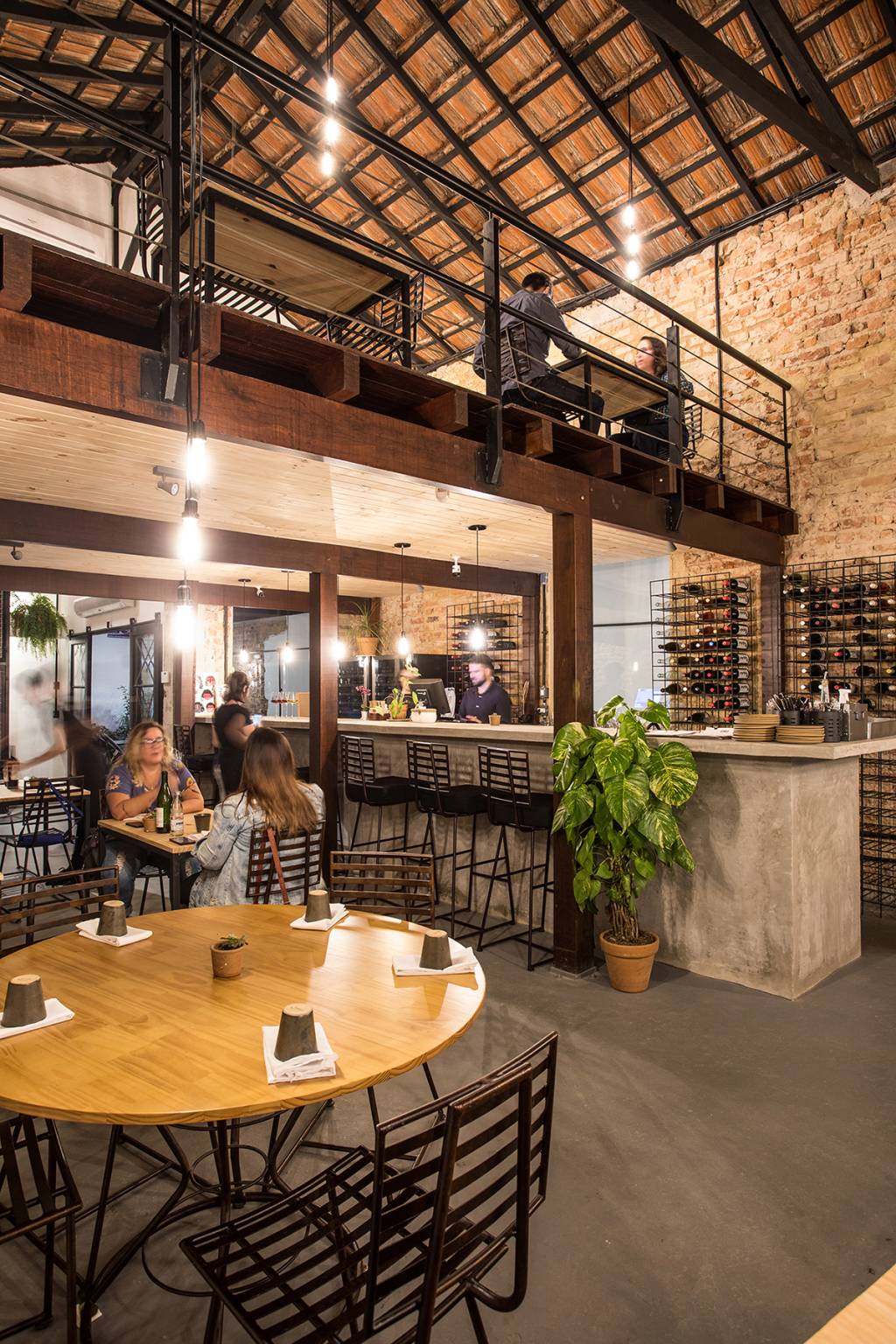 CRU ambiente do Cru Natural Wine Bar