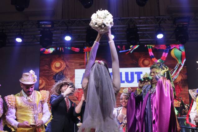 Camila Queiroz joga o buquê da noiva junina