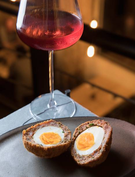 Scotch egg (R$ 20,00): espécie de bolovo, é boa companhia para as taças