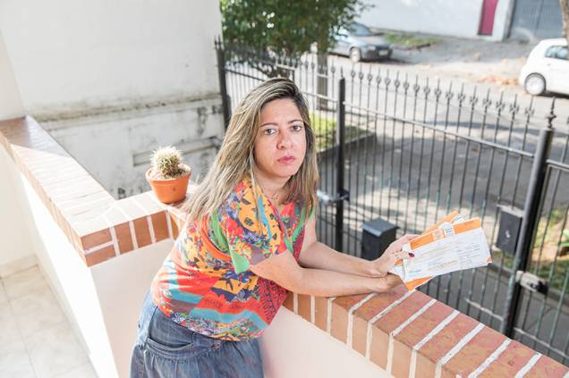 Daniele Telles na varanda de casa no Grajaú: discussão e constrangimento