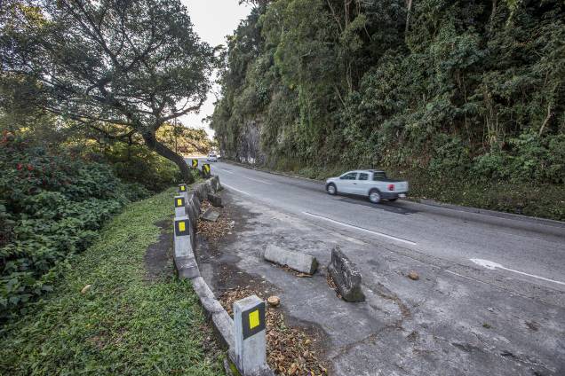 Subida (Km 84) - Além de serem poucos, os acostamentos não apresentam bom estado de conservação. Próximo do Mirante do Cristo, blocos de concreto abandonados dificultam a parada dos veículos.