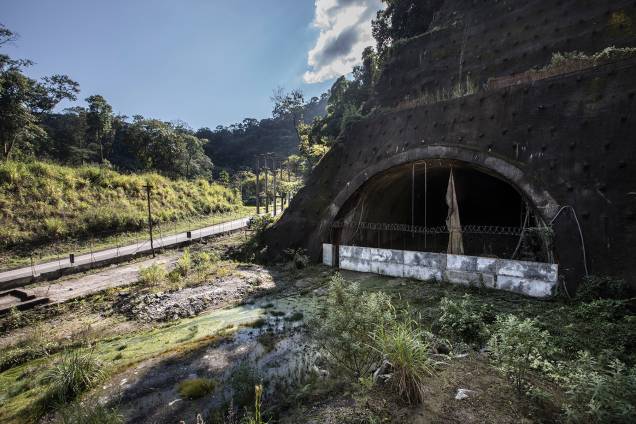 Descida (Km 92) - Buraco sem saída: o que seria o final do maior túnel do Rio de Janeiro, com 5 quilômetros de extensão, virou um pântano.
