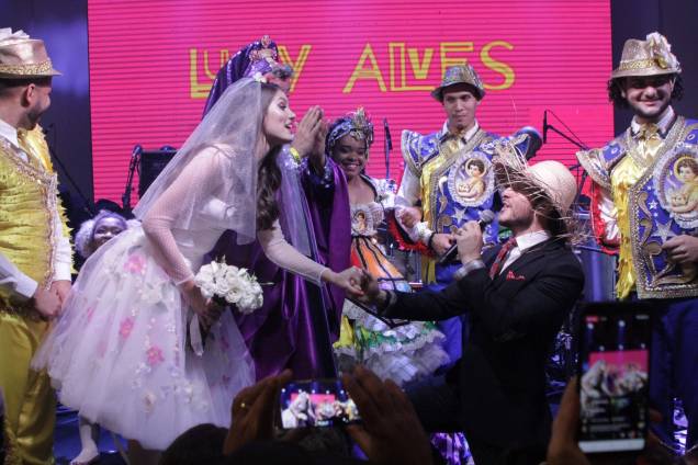 Klebber Toledo e Camila Queiroz no casamento junino do Arraiá do Copa