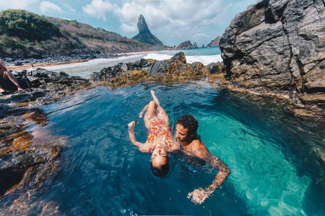 Neymar e Bruna Marquezine no Buraco do Galego, em Fernando de Noronha