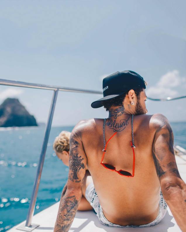 Neymar em passeio de barco na Praia do Sancho, em Fernando de Noronha