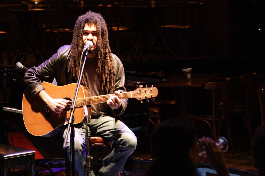 Neto de Chico Buarque, o músico Chico Brown estreia nos palcos