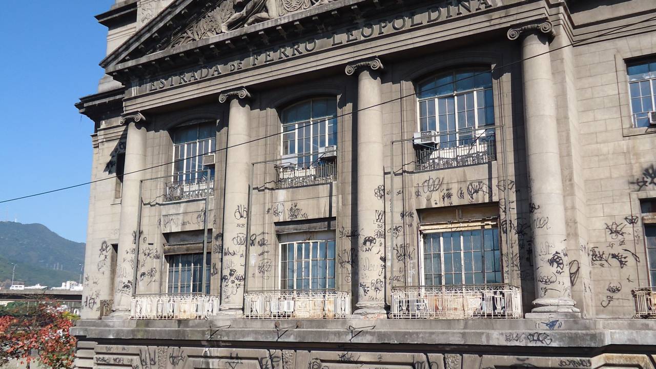 A imagem mostra a fachada do abandonado prédio da Estação Leopoldina