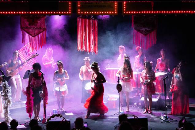O bloco Mulheres vai comandar mais uma edição do Baile de Máscaras no Teatro Rival Refit O bloco Mulheres vai comandar mais uma edição do Baile de Máscaras no Teatro Rival Refit