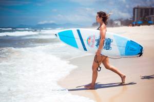 Surfista com prancha compartilhável Surfista com prancha compartilhável