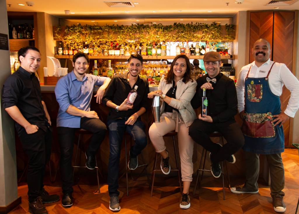 Bartenders promovem noite de drinques beneficente