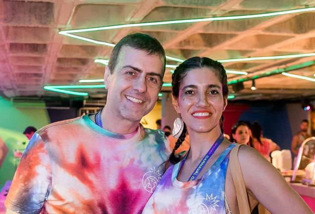 O casal formado pelo deputado federal Marcelo Freixo e a roteirista Antonia Pelegrino curtiu o camarote no carnaval