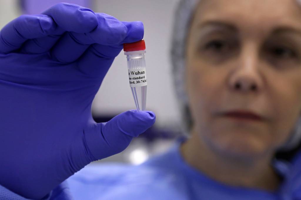 A corrida dos pesquisadores da Fiocruz para produzir testes da Covid-19