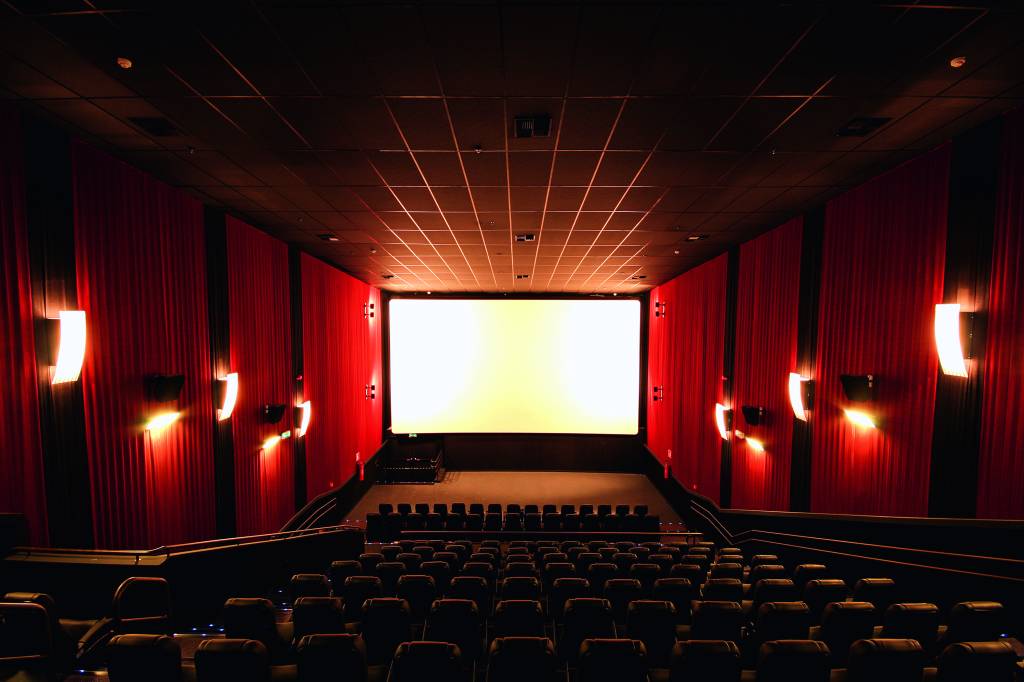 Cinema vazio, com a tela em branco