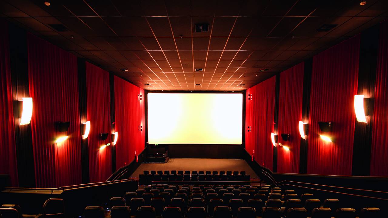 Cinema vazio, com a tela em branco