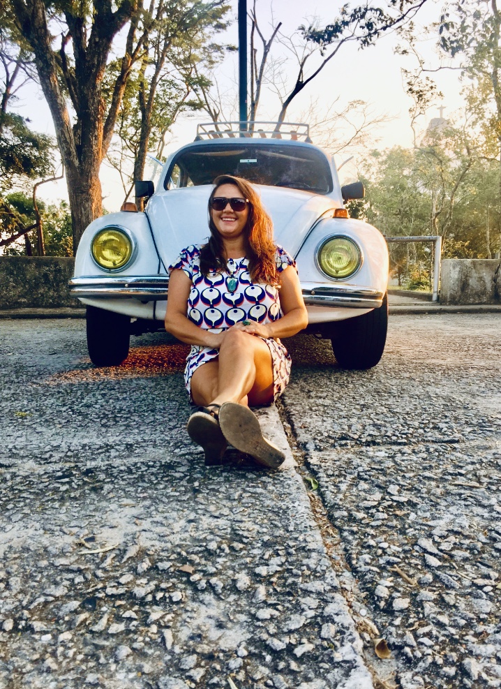 Artista circula pelo Rio com Fusca projetando filmes em muros