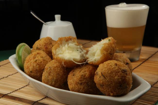 Bolinho de bacalhau Academia da Cachaca – Berg Silva (2) Bolinho de bacalhau Academia da Cachaca – Berg Silva (2)