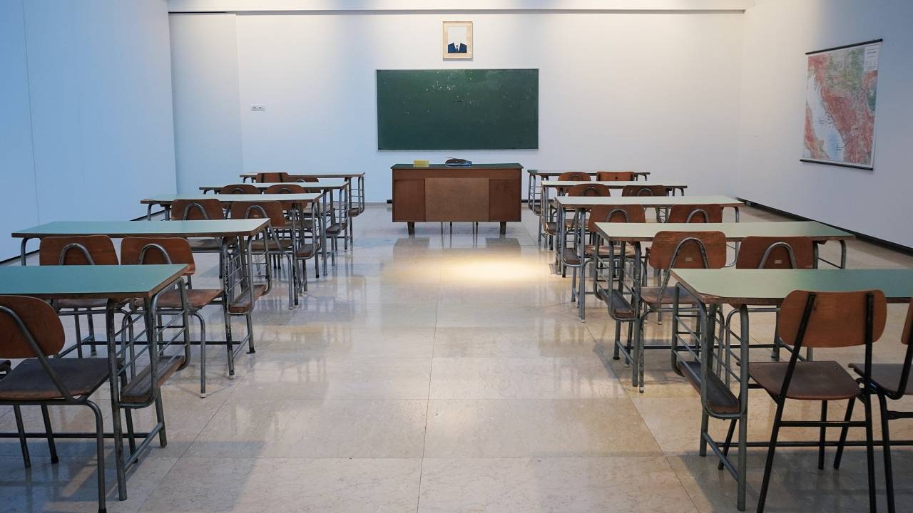 Sala de aula com carteiras vazias