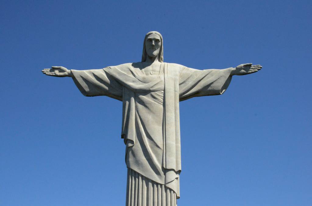 A imagem mostra o monumento do Cristo Redentor