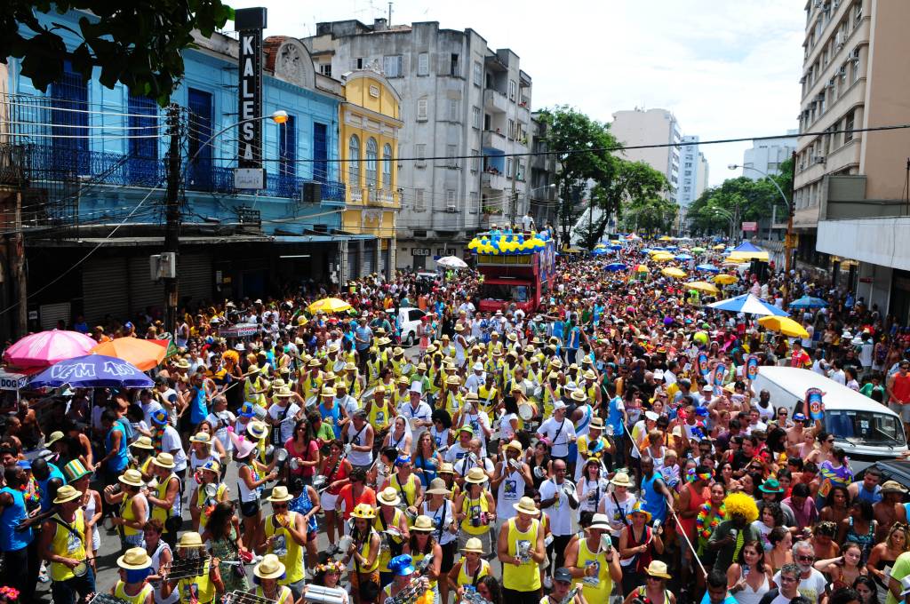 Multidão aglomerada no carnaval