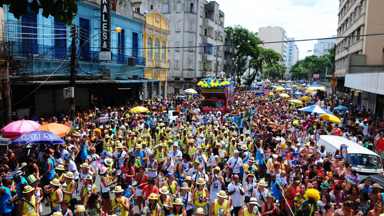 Multidão aglomerada no carnaval