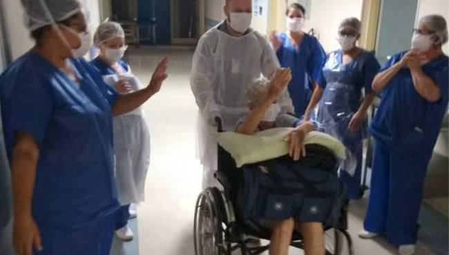 Idosa-covid19 Idosa é aplaudida ao deixar hospital