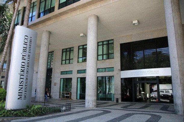 Área externa do prédio no centro do Ministério Público do Rio. São duas pilastras altas na frente da porta.