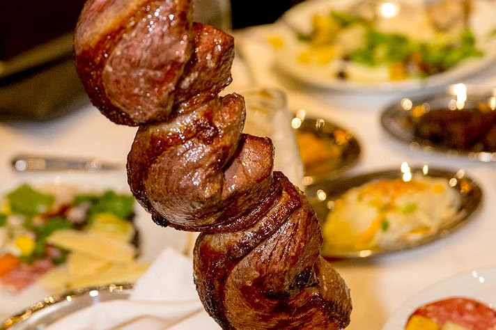 Fogo de Chão volta atrás e diz que vai pagar rescisão total dos demitidos