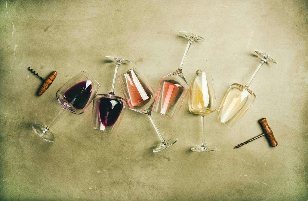 A imagem mostra uma série de vinhos em taça